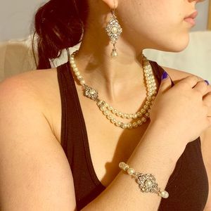 3 Piece Elegant Swarovski pearl/crystal set. EUC♥️